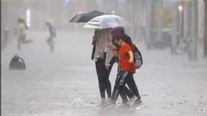 توقعات الأرصاد تشير إلى تقلبات جوية وانخفاض درجات الحرارة مع شبورة وأمطار اليوم في مصر